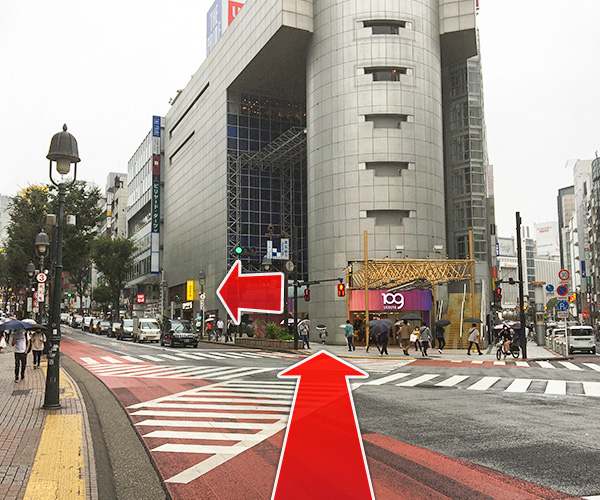 SHIBUYA109の左側の歩道を直進して、道玄坂をのぼってください。