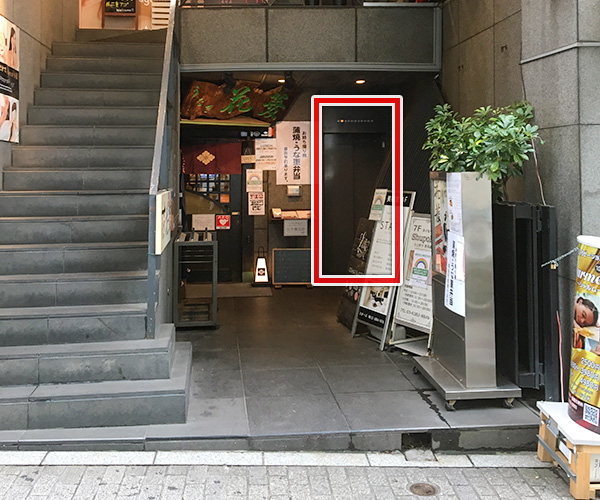 ビルに入って、正面にエレベーターがあります。3階がMahjong+渋谷店です。